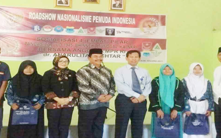 Memakai kacamata, Anggota MPR RI Anarulita Muchtar saat meyempatkan diri berfoto dengan panitia dan siswa Roadshow Nasionalisme Pemuda Indonesia di Gedung PGRI Seluma, Kamis (16/02/2017).