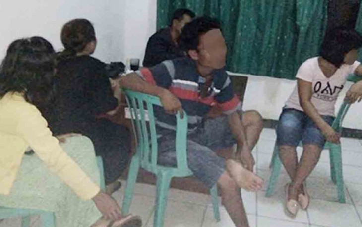 Pasangan Mesum dan Dua Wanita Diduga PSK saat diamankan