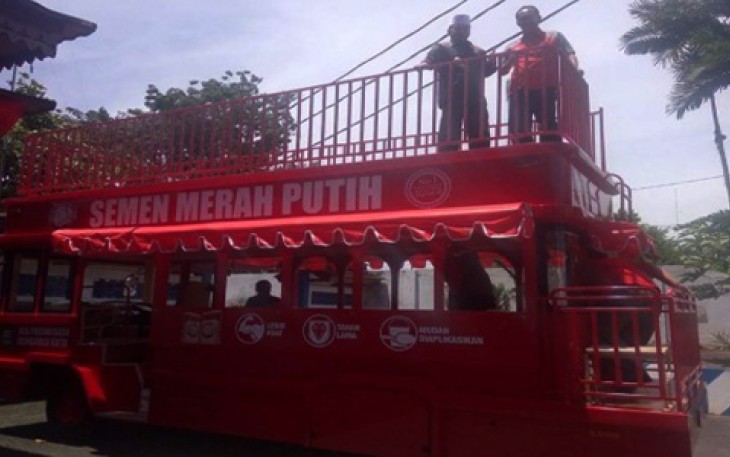 Walikota Bengkulu H Helmi Hasan nampak mengecek kenyamanan bus pariwisata di Balai Kota 