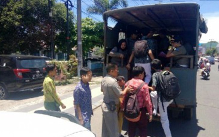Puluhan Pelajar Diciduk Satpol PP saat sedang keluyuran di jam sekolah, Rabu (08/03/2017). 
