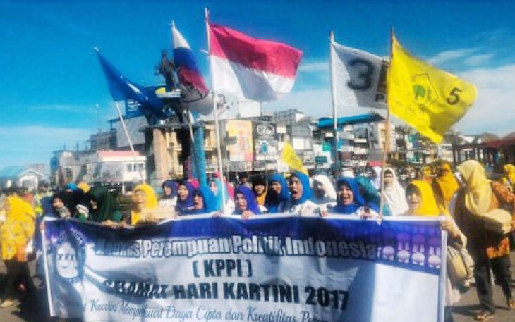 KPPI Bengkulu saat menggelar aksi peringatan Hari Kartini di Simpang Lima Ratu Samban, Kota Bengkulu, Jumat (21/04) pagi. 