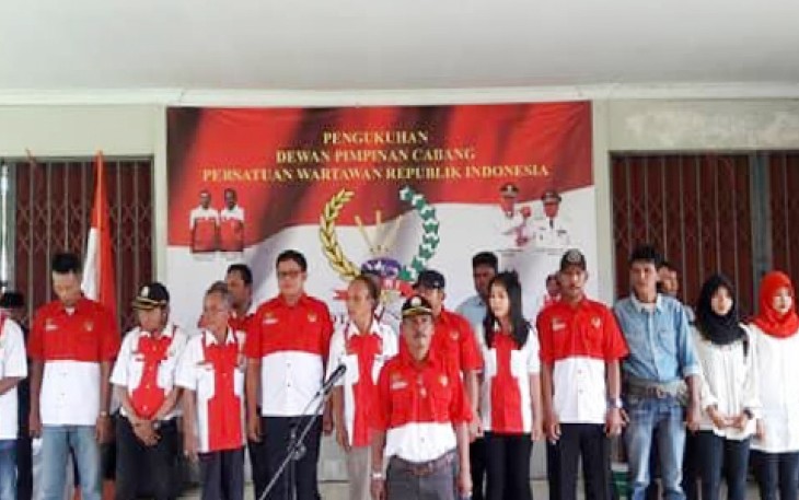 Dewan Pengurus Cabang Persatuan Wartawan Republik Indonesia (PWRI) Kota Bengkulu dilantik di rumah dinas Wakil Gubernur Bengkulu, Kamis (13/4/2017).   
