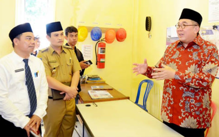 Gubernur memberikan arahan ke jajaran RSUD M Yunus saat melakukan Sidak,Senin (17/04/2017)