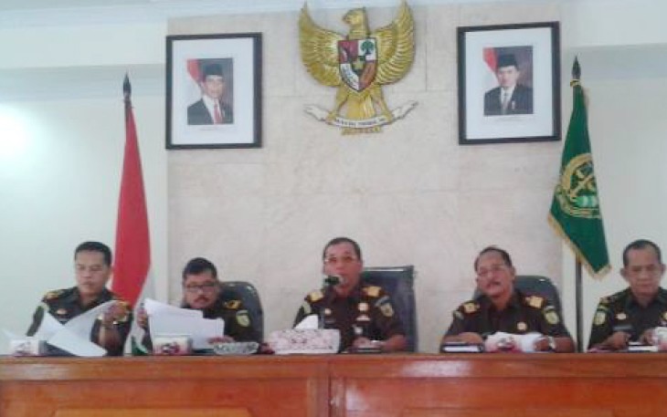 Kajati Bengkulu Sendjun Manullang, SH., MH didapingi Wakil Kepala Kejaksaan Tinggi Bengkulu, Edi Susanto, Asisten Pidana Umum (Aspidum), Azhari, Asisten Pidana Khusus (Aspidsus), Henri Nainggolan dan Asisten Intelijen (Asintel), Edy Sumarno saat menggelar jumpa pers di Aula Kejati Bengkulu.