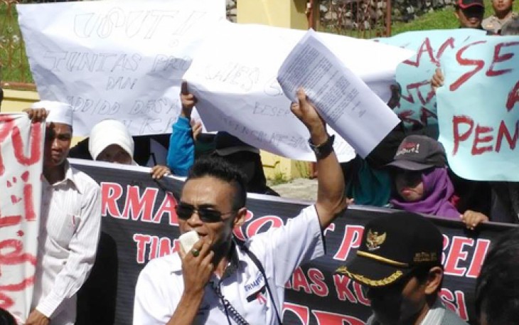 Puluhan massa berunjuk rasa di depan Kantor Kejari Bengkulu Selatan, Senin (10/04)