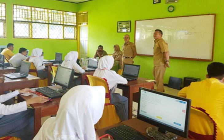Wakil Bupati Bengkulu Selatan Gusnan Mulyadi didampingi Kepala Dinas Pendidikan dan Kebudayaan Novianto memonitoring pelaksanaan Ujian Nasional Berbasis Komputer (UNBK), Senin 10/04/2007.