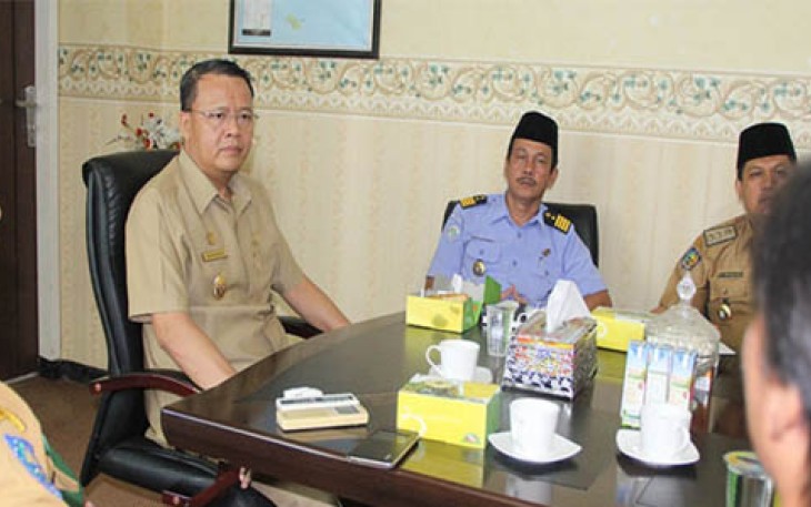 Wagub Bengkulu Rohidin Mersyah saat audiensi bersama FPPB di ruang kerjanya, Selasa (18/04/2017).