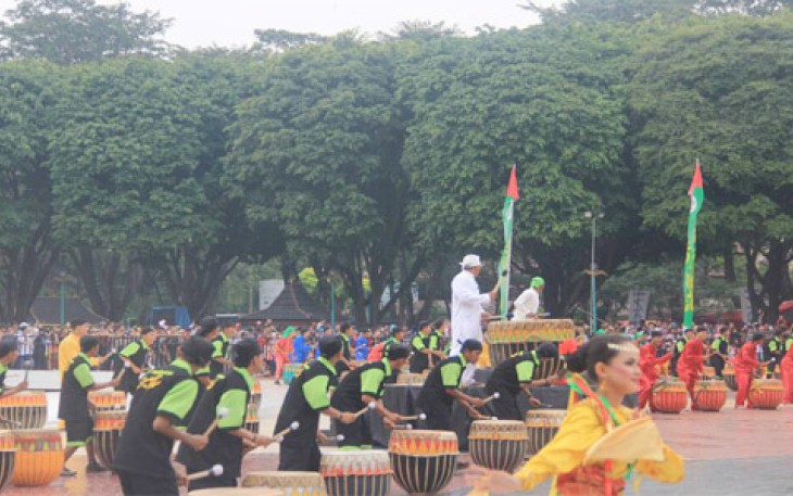 Kolaborasi 100 Dol dan 50 penari tradisional Bengkulu guncang penutupan HUT Taman Mini Indonesia Indah (TMII), Minggu 23 April 2017.