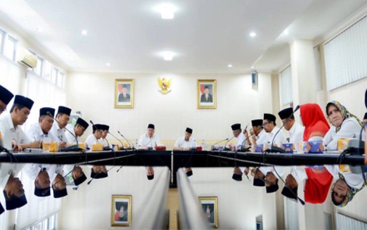  Gubernur Ridwan Mukti saat rapat program prioritas di ruang Rapat Rafflesia, Rabu (5/4).