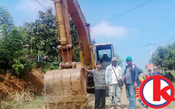 Alat berat milik PT CBS saat ditahan oleh Warga Sukajaya, Kamis (25/05/2017).