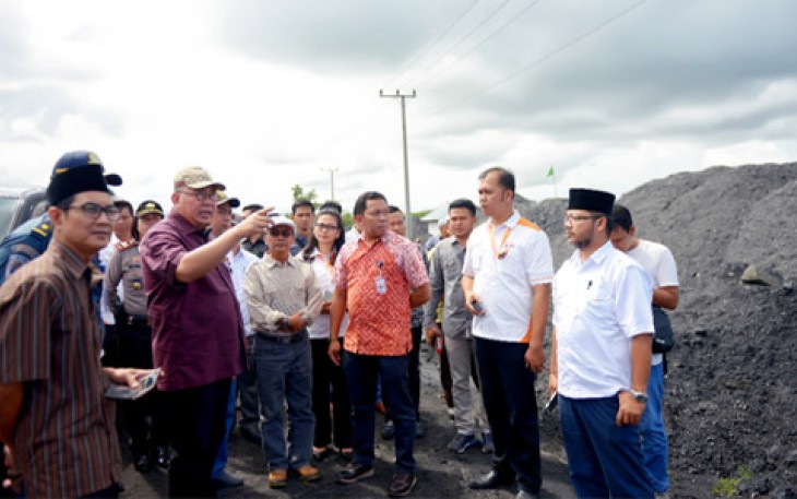 Gubernur Ridwan Mukti saat melakukan peninjauan ke Indonesia Port Corporation (IPC) II Pelabuhan Pulau Baai Bengkulu, Senin (1/5).  