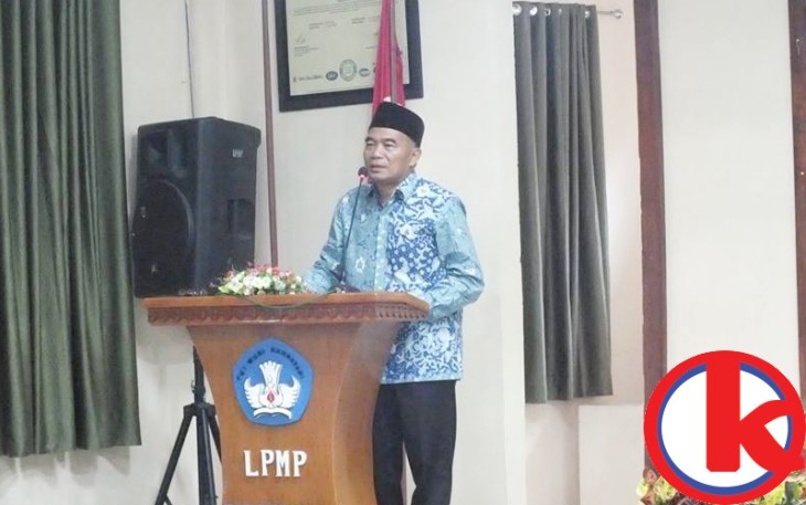 Mendikbud Prof Dr Muhajir Effendy, M.A.P saat berkunjung ke Lembaga Penjamin Mutu Pendidikan (LPMP) Bengkulu dalam rangka Sosialisasi Bentuan Pemerintah Pendampingan Sekolah Pelaksana Kurikulum 2013 dan Sekolah Model Jenjang SMP, SMA dan SMK Se -Provinsi Bengkulu Minggu (14/5/2017)