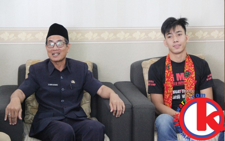 Plt. Sekda Provinsi Bengkulu Gotri Suyadi saat menerima kunjungan Boy yang didampingi Pelatih dan Manager serta Wakil Ketua III DPRD Provinsi Bengkulu Elfi Hamidy dan Kadispora Provinsi Bengkulu Meri Sasdi
