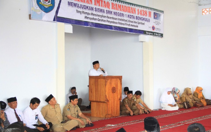 Wagub Rohidin Mersyah saat membuka kegiatan iman dan taqwa (imtaq) Ramadhan 1438 H sekaligus meresmikan Masjid, di SMKN1 Bengkulu, Senin(29/5).