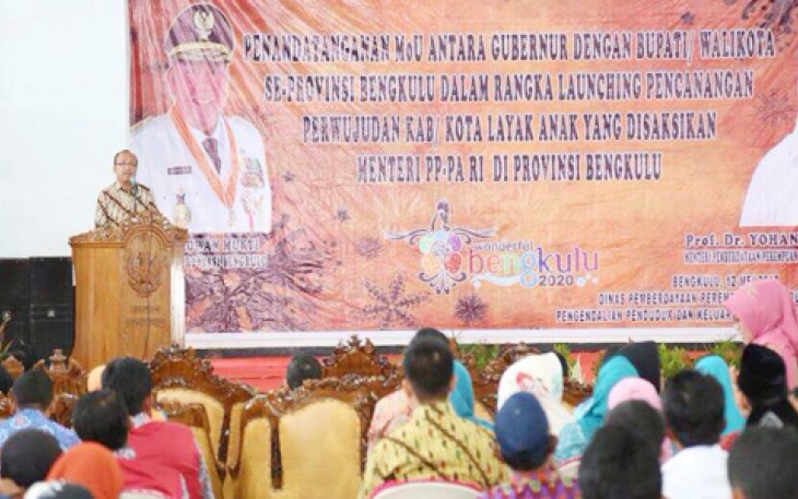 Deputi Perlindungan Anak KPP-PA Pribudiarta Nur Sitepu, saat Penandatanganan MoU antara Gubernur dengan Bupati/Walikota Se-Proovinsi Bengkulu Dalam Rangka Pencanangan Perwujudan Kab/Kota Layak Anak, di Aula BKKBN Kabupaten Rejang Lebong, Jum’at (12/05)