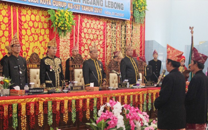 Rapat Paripurna Istimewa, memperingati hari jadi kota Curup ke-137 tahun 2017 di Gedung Rapat DPRD Kabupaten Rejang Lebong, Sabtu(13/5)