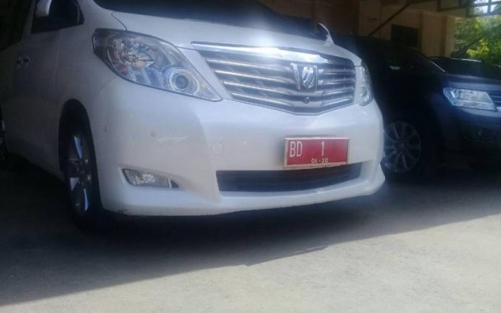 Mobil dinas Gubernur Bengkulu nampak parkir di Polda Bengkulu