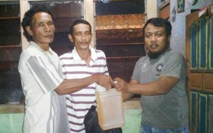 Ketua Kelompok Masyarakat Mandiri Pujo Santoso, S.Sos saat membagikan sembako gratis ke masyarakat miskin di Seluma, Selasa (13/06/2017)