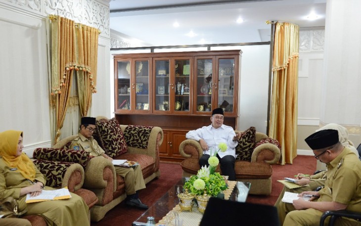Gubernur Bengkulu saat melakukan rapat terbatas dengan Kepala Dinas Peternak an dan Kesehatan Hewan (Disnakeswan) Provinsi  Bengkulu, di ruang kerja Gubernur, pada Senen (5/6).