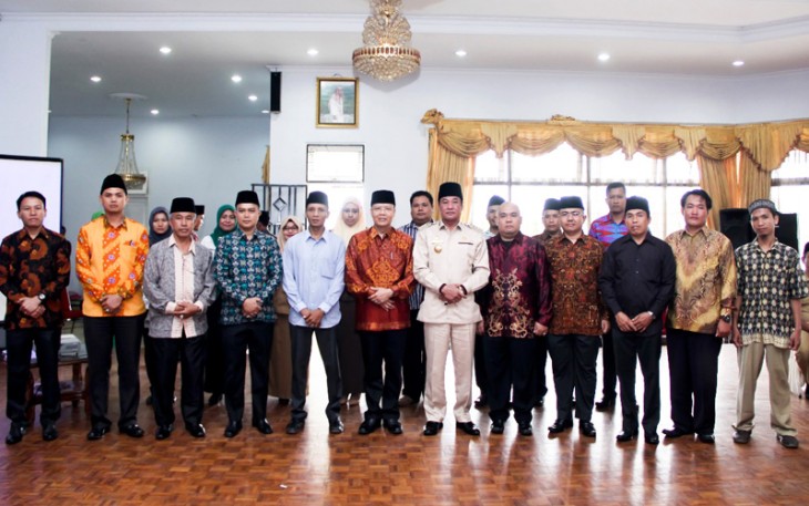 Plt Gubernur Bengkulu Rohidin Mersyah saat melakukan Pelantikan Pengurus Majelis Daerah KAHMI Kabupaten Lebong, Selasa (18/7).