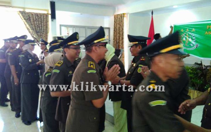 Usai pelantikan pejabat Kejaksaan saling berjabat tangan