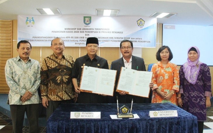 Penandatanganan MoU Antara  Kementerian Pemberdayaan Perempuan dan Perlindungan Anak (KPP-PA) tentang Pelaksanaan KKN Tematik Ossof dan Antara UNIB dan Pemda Provinsi Bengkulu tentang Pengarusutamaan Gender Ekonomi Perempuan, di ruang rapat III Rektorat UNIB, Senin (24/07).