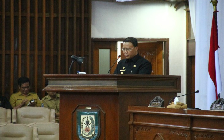 Plt. Gubernur Bengkulu Rohodin Mersyah saat Rapat Paripurna DPRD Provinsi Bengkulu dalam agenda Penyampaian Nota pejelasan Gubernur atas Raperda Tentang Pertanggung Jawaban Pelaksanaan APBD Provinsi Bengkulu Tahun Anggaran 2016.