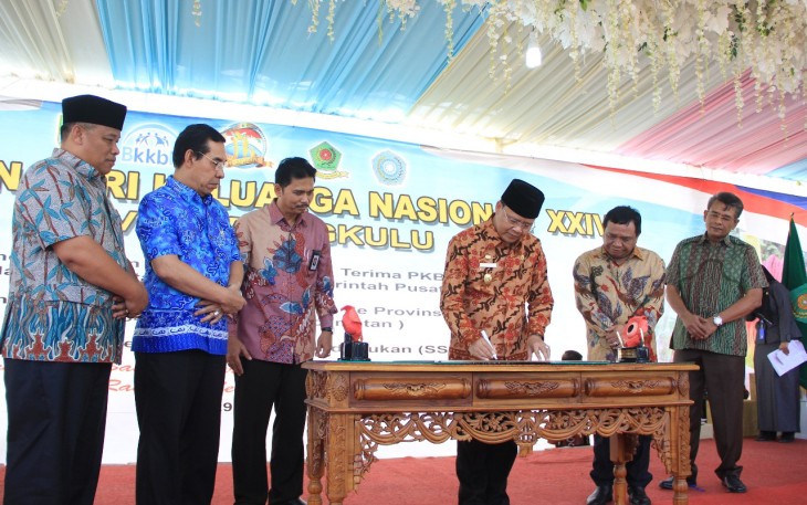 Plt Gubernur Rohidin Mersyah Tandatangan prasasti tandalaunching Sekolah Siaga Kependudukan (SSK).