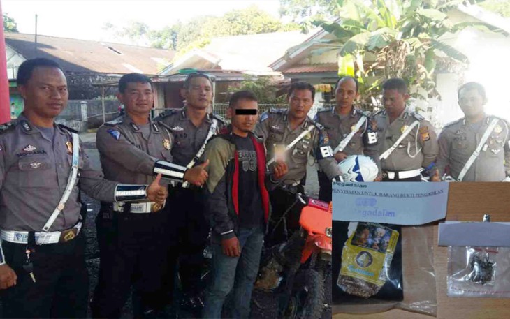 Polantas saat mengamankan petani yang kedapatan bawa biji ganja. Foto (tribratanewsbengkulu.com)