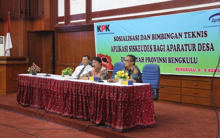 Ketua Tim Korsupgah KPK RI Adlinsyah Nasution menjadi pembicara dalam Sosialisasi dan Bimtek Aplikasi SisKeuDes bagi aparatur desa di Wilayah Provinsi Bengkulu 