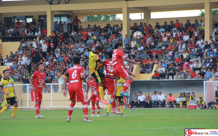 Foto: PS Bengkulu saat menjamu Persika Karawang di Stadion Semarak, Sawah Lebar Bengkulu, Jumat (05/05) petang.