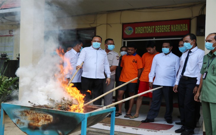 Pemusnahan BB ganja seberat 1,5 Kg di depan gedung Direktorat Narkoba Polda Bengkulu. Foto: (Tribratanewsbengkulu.com)