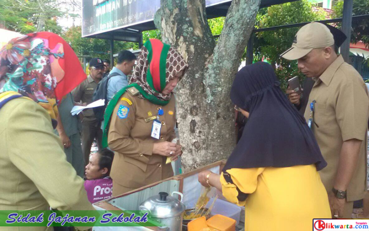 Disperindag-BPOM saat melakukan sidak di sekolah
