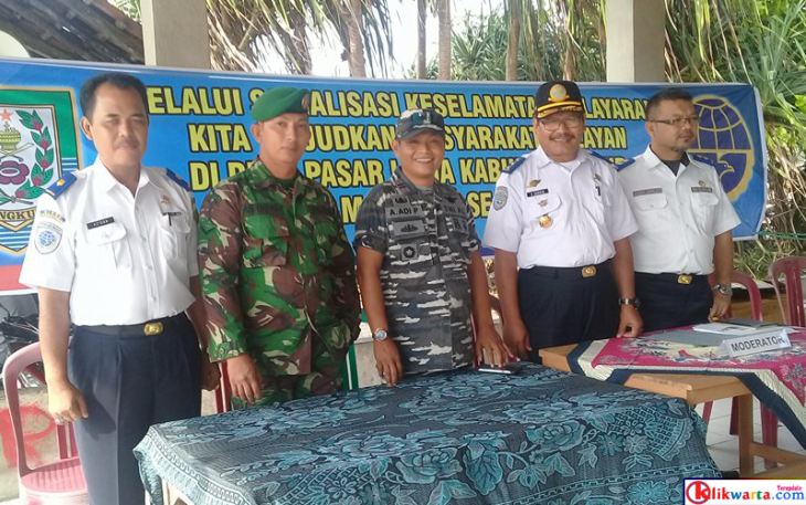 Foto bersama saat sosialisasi keselamatan pelayaran nelayan di TPI Desa Pasar Lama, Kecamatan Kaur Selatan, Kabupaten Kaur, Jumat (11/08/2017).