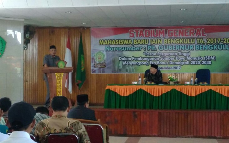 Rektor IAIN Bengkulu Prof Dr Sirajuddin saat membuka acara stadium general di Auditorium IAIN Bengkulu, Kamis (07/09/2017).