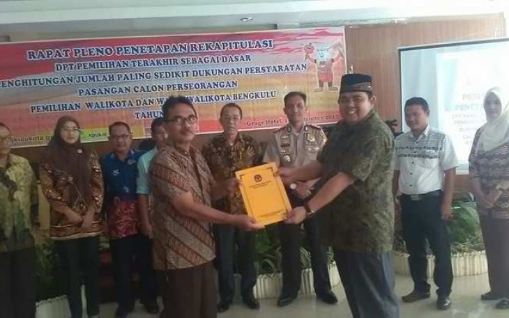 Ketua KPU Darlinsyah menyerahkan Hasil Pleno Rekapitulasi dengan Ketua Panwaslu Ir Sugiharto