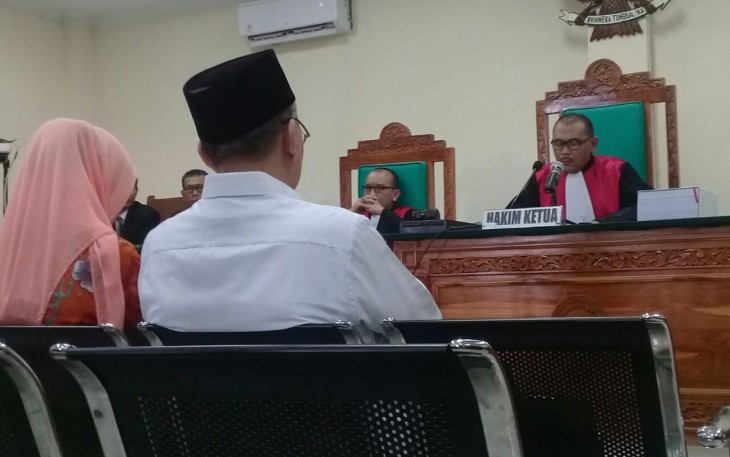 Ridwan Mukti dan istri saat menjalani sidang di PN Tipikor Bengkulu, Kamis (12/10)
