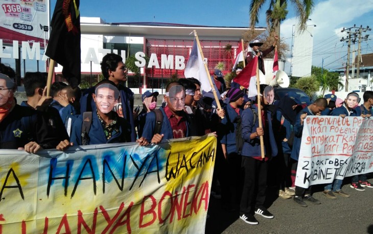 Aksi demo ratusan mahasiswa UNIB di Simpang Lima Ratu Samban Kota Bengkulu, Jumat (20/07/2017).