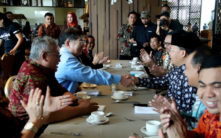 CEO IM Japan Mr. Kyoei Yanagisawa menyalami Plt Gubernur Bengkulu, sebagai tanda Mr. Yanagisawa setuju dengan penyampaian Plt Gubernur Bengkulu.