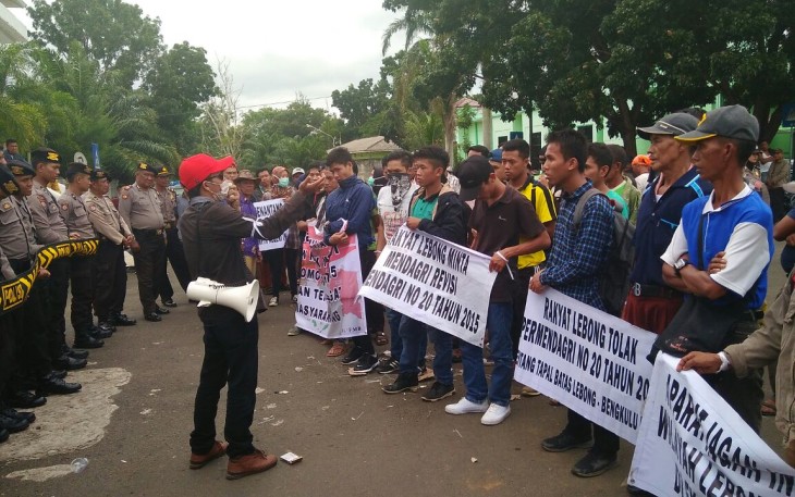 Dedi (Topi Merah) saat memimpin aksi di depan kantor gubernur Provinsi Bengkulu