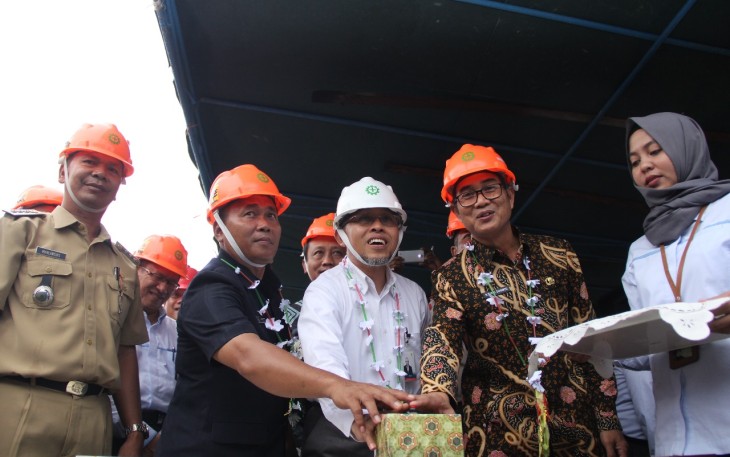 Enggano - Switch On, Bersama Plt Sekda, Perwakilan Pemkab Bengkulu Utara dan GM PT PLN Sumsel-Jambi-Bengkulu, Membuka Ruangan PLTD.