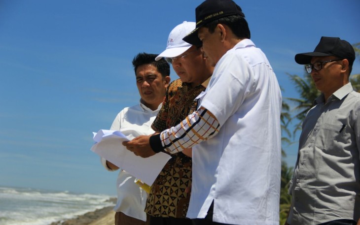 Plt Gubernur Rohidin Mersyah mengecek Proyek Break Water di sepanjang garis pantai Maras Seluma, Jumat(13/10). bersama Satker Balai Sungai Sumatera 7 Edi Junaidi