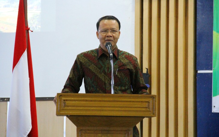 Plt. Gubernur Bengkulu Rohidin Mersyah saat Workshop Peningkatan Kapabilitas Alumni dan Mahasiswa Penerima Beasiswa S2 STAR BPKP dalam Implementasi Sistem Keuangan Desa (SISKEUDES), Senin (16/10) di Ruang Rapat Utama Rektorat Universitas Bengkulu.