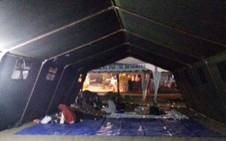 Pemkot Bengkulu memberikan bantuan kepada warga terkena banjir
