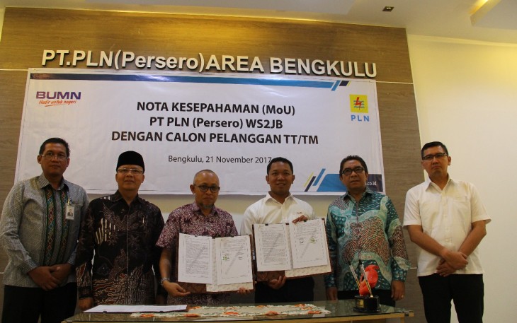 Plt Gubernur foto bersama dengan Direktur Regional Sumatera PT.PLN Persero Wilayah Sumatera Selatan dan Direktur PT. Pelindo II