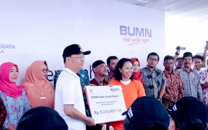 Menteri BUMN menyerahkan CSR 9,2 milyar kepada Plt Gubernur Bengkulu