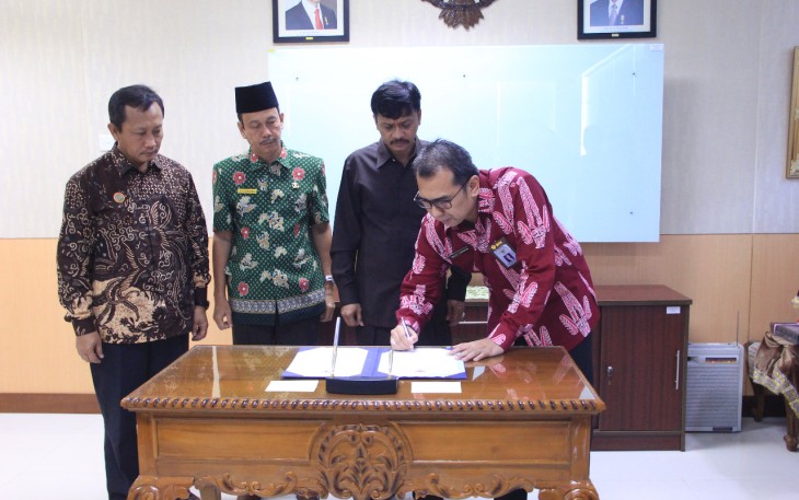 Staf Ahli Gubernur Bidang Ekonomi, Keuangan dan Pembangunan Ricky Gunarwan, menghadiri sekaligus menandatangani penyerahan LHP BPK Perwakilan Bengkulu