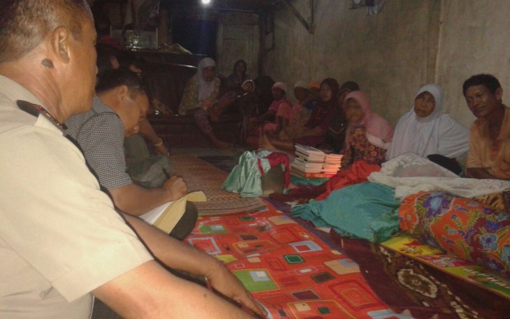 Para pelayat mendatangi rumah duka korban 