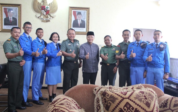 Foto bersama Plt Gubernur Bengkulu Rohidin Mersyah dengan Rombongan Program SMA Taruna TNI AD Bengkulu.