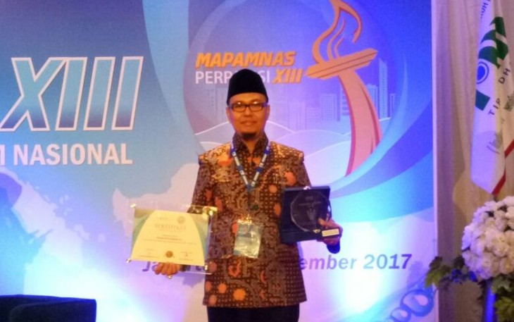 Direktur PDAM Tirta Dharma Kota Bengkulu mendapat Perpamsi Award 2017